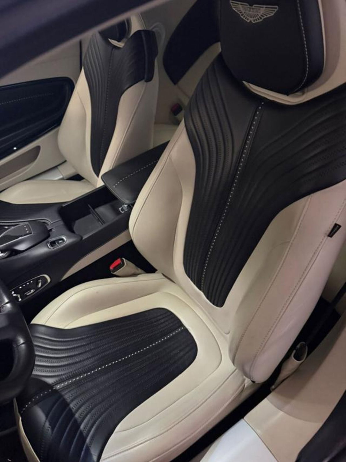 Aston Martin DB11 DB11 V12 Coupé (8)