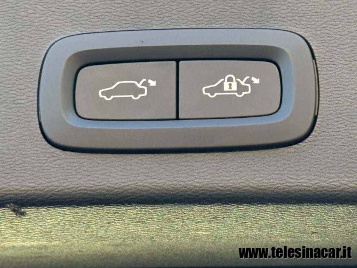 Volvo XC40 T4 Recharge Plug-in Hybrid R-design (12)