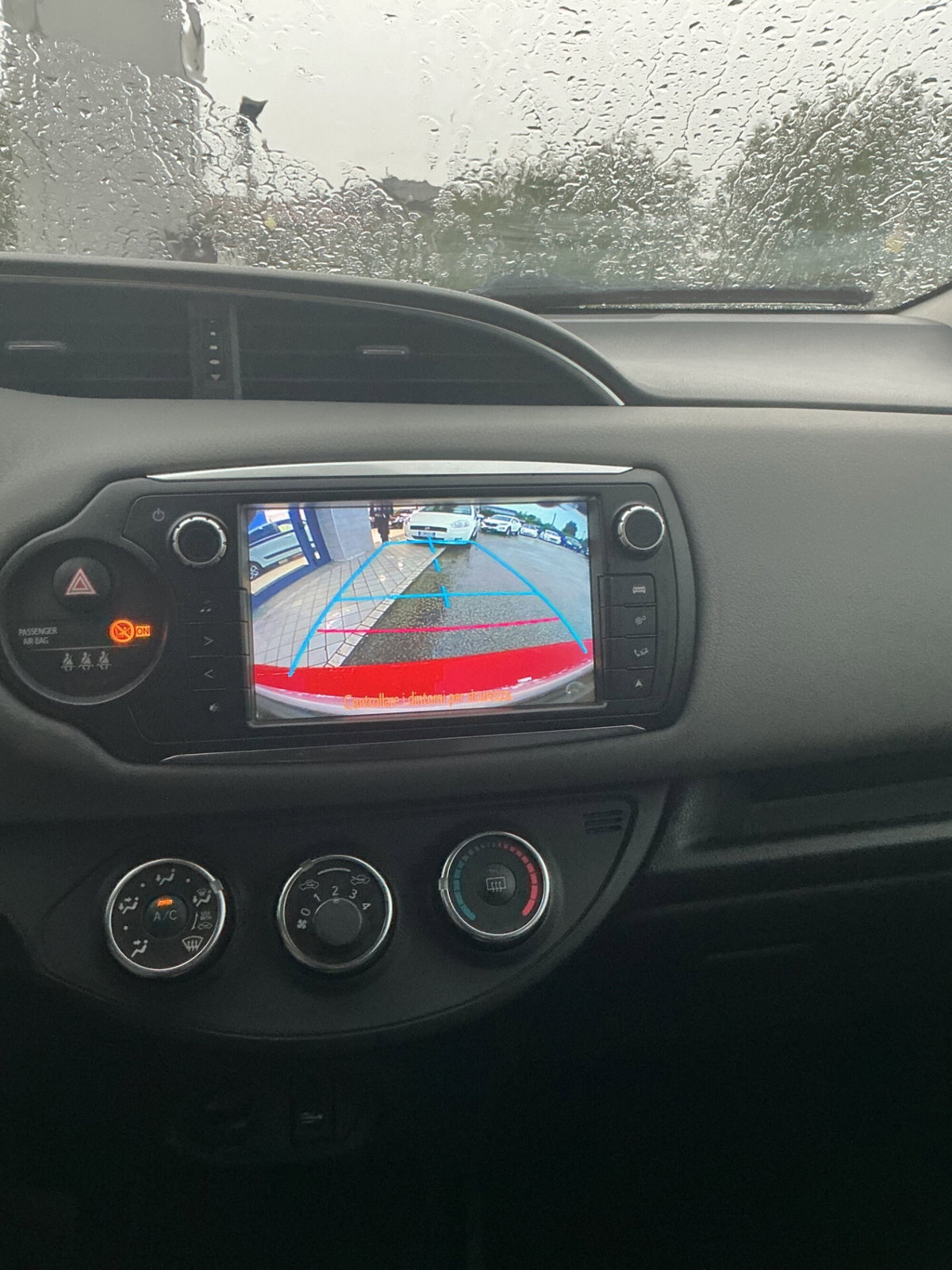 Toyota Yaris 1.0 5 porte Lounge (10)