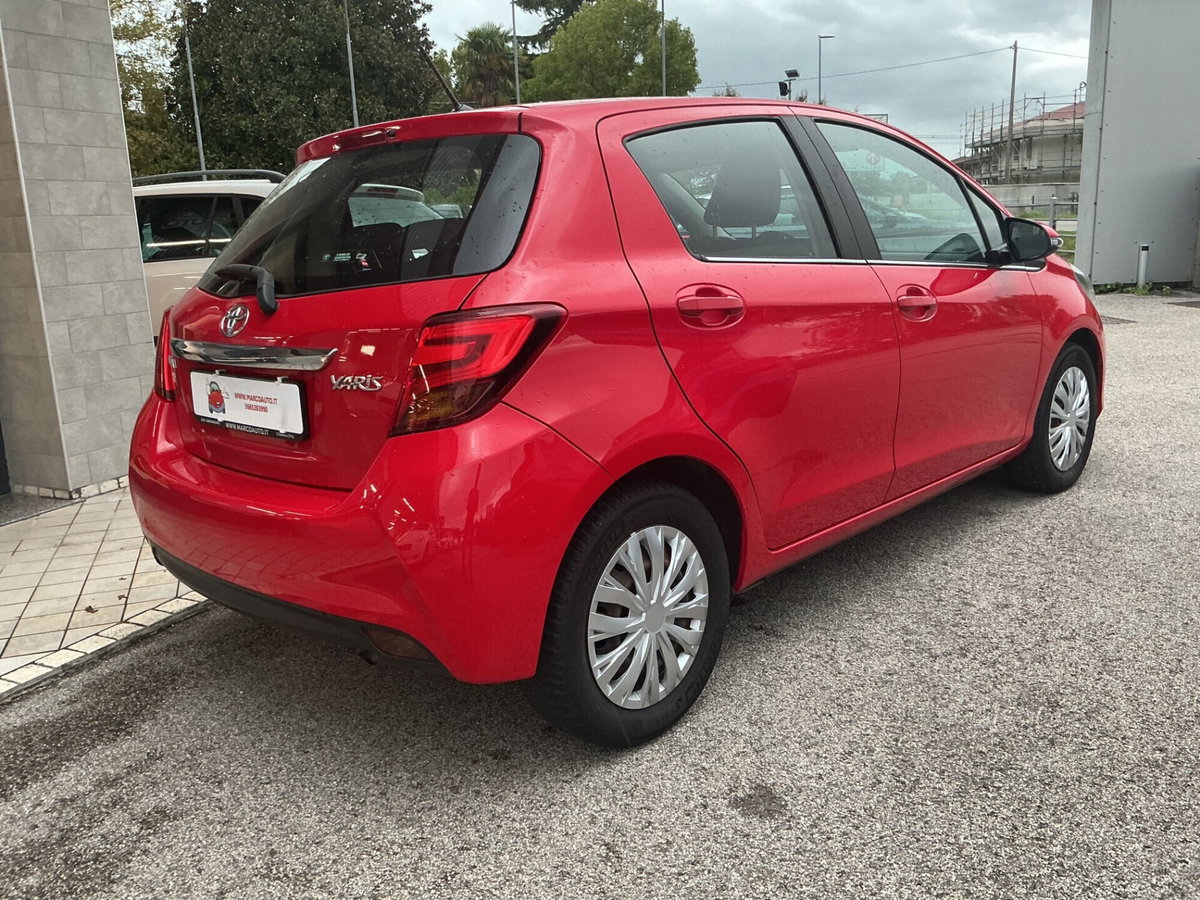 Toyota Yaris 1.0 5 porte Lounge (2)