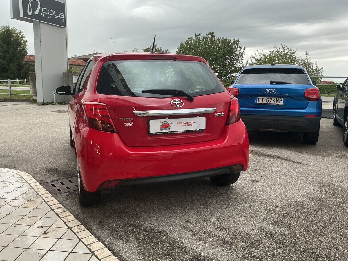 Toyota Yaris 1.0 5 porte Lounge (5)