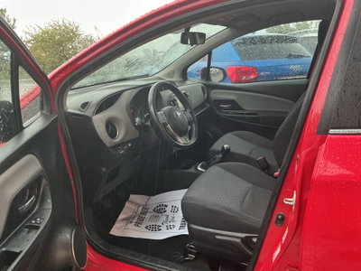 Toyota Yaris 1.0 5 porte Lounge (9)