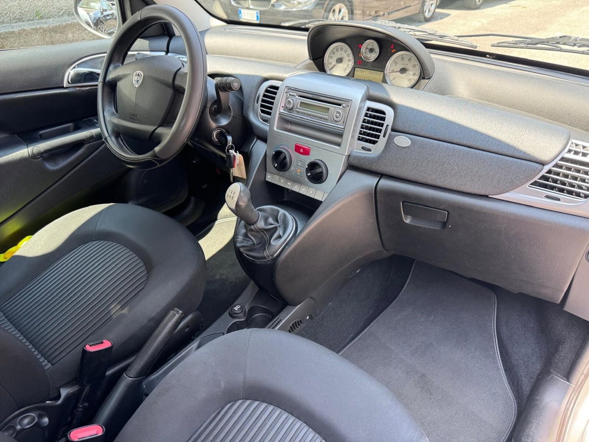 Lancia Ypsilon 1.3 MJT 75 CV Diva (10)