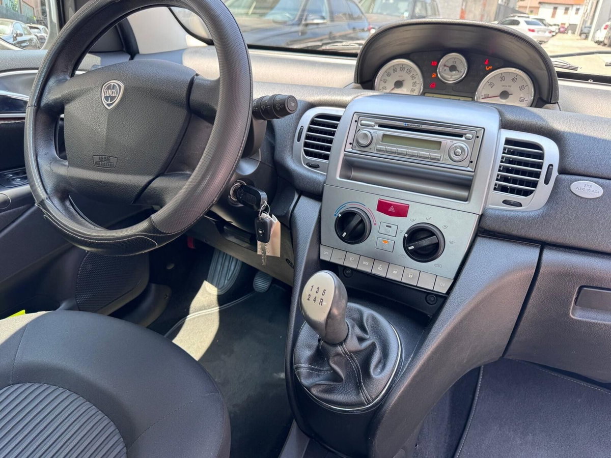 Lancia Ypsilon 1.3 MJT 75 CV Diva (11)