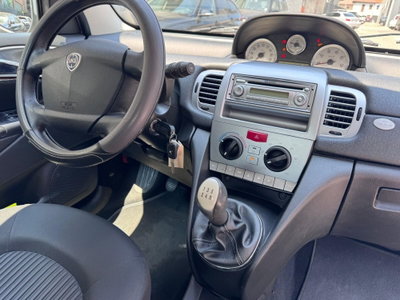 Lancia Ypsilon 1.3 MJT 75 CV Diva (11)