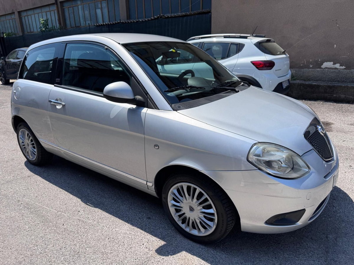 Lancia Ypsilon 1.3 MJT 75 CV Diva (2)