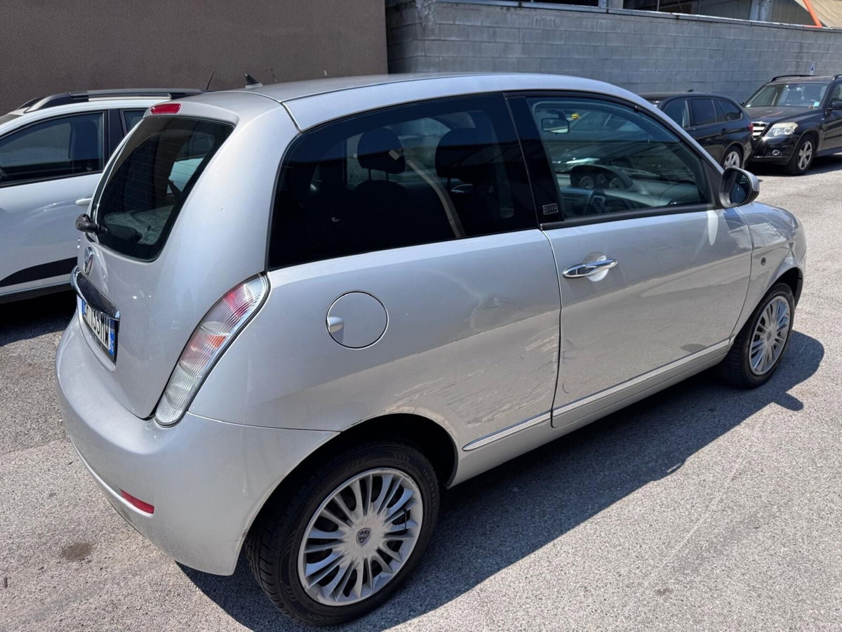 Lancia Ypsilon 1.3 MJT 75 CV Diva (4)