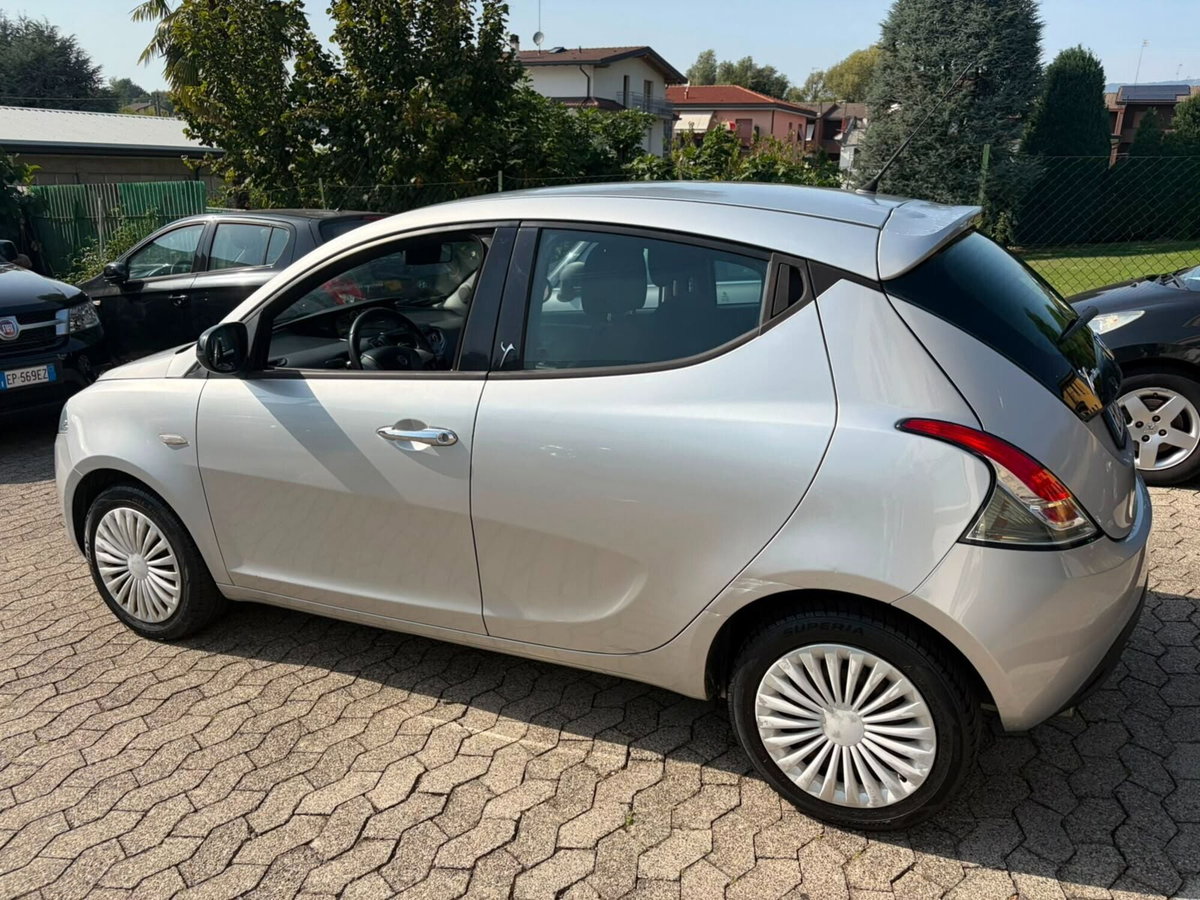Lancia Ypsilon 1.2 69 CV 5 porte Gold (6)