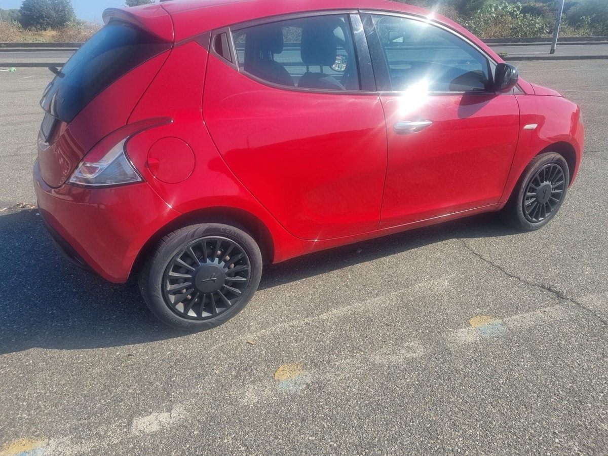 Lancia Ypsilon 1.0 FireFly 5 porte S&S Hybrid Ecochic A. Ferretti (4)