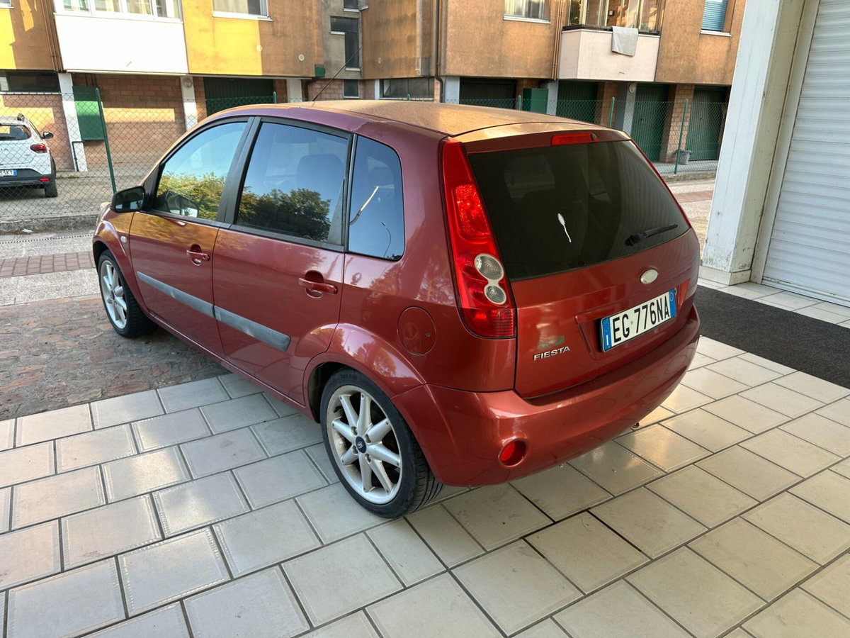 Ford Fiesta 1.2 16V 5p. Ghia (11)