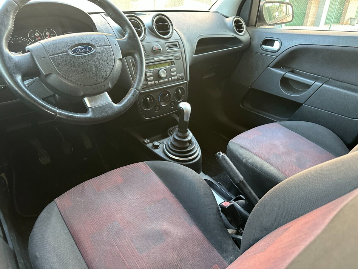 Ford Fiesta 1.2 16V 5p. Ghia (13)