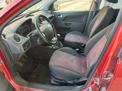 Ford Fiesta 1.2 16V 5p. Ghia (14)