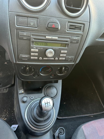 Ford Fiesta 1.2 16V 5p. Ghia (16)