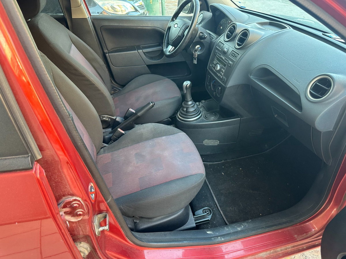 Ford Fiesta 1.2 16V 5p. Ghia (5)
