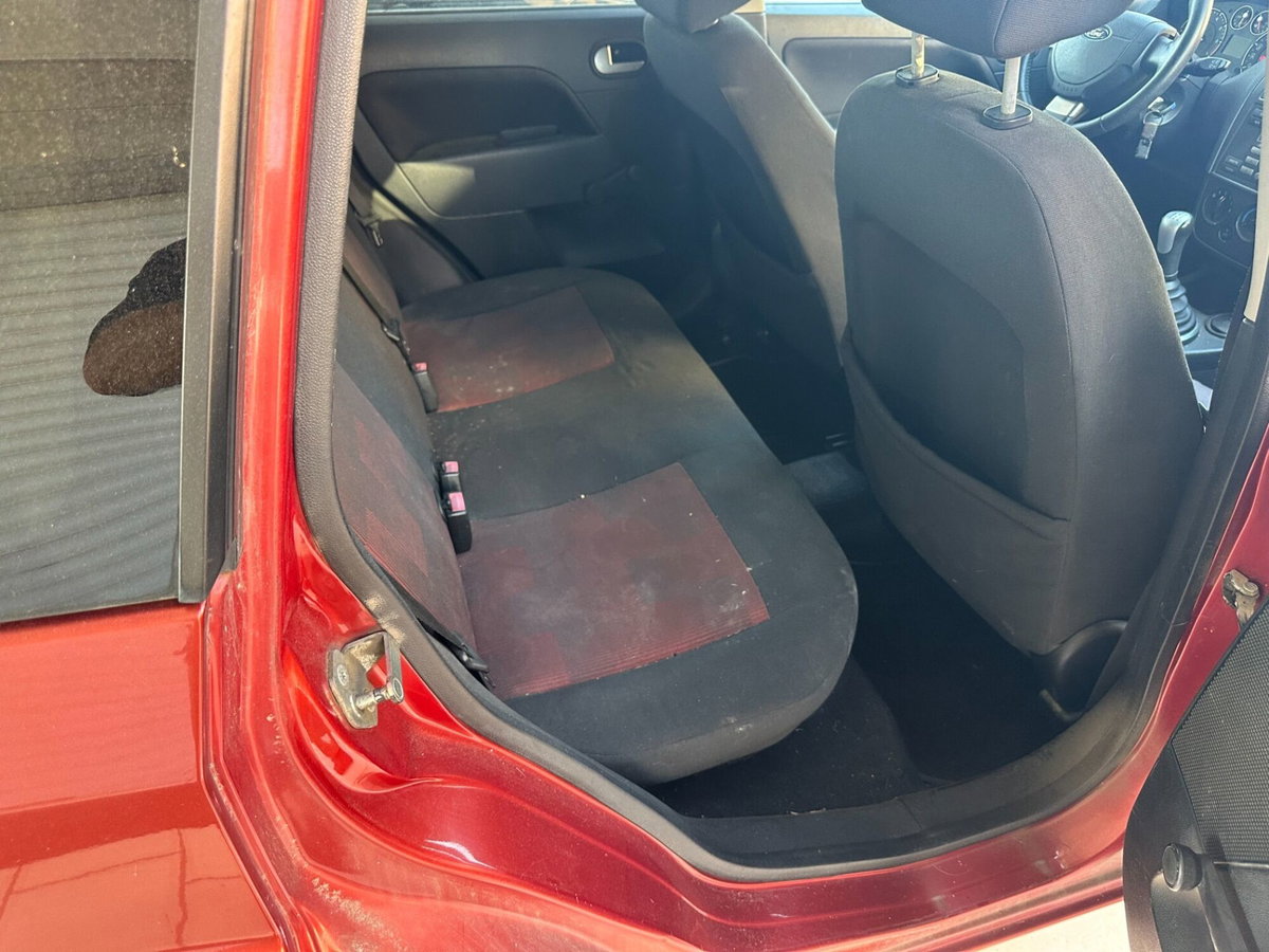 Ford Fiesta 1.2 16V 5p. Ghia (6)