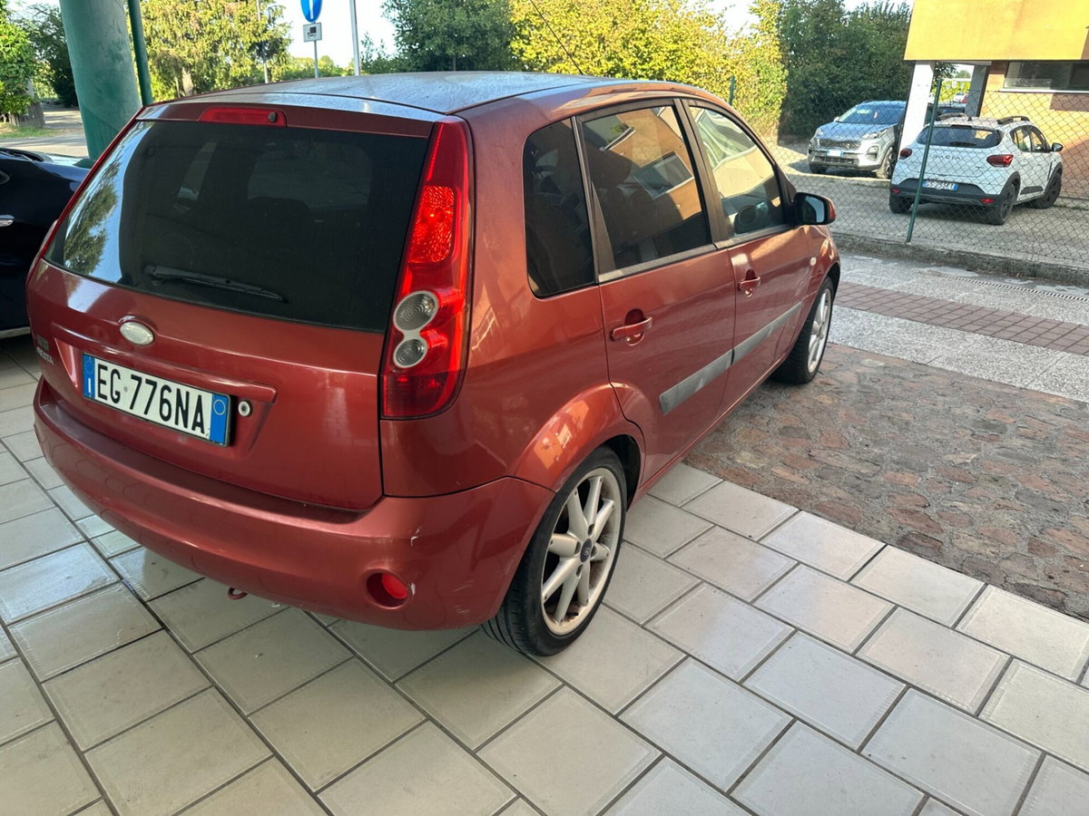 Ford Fiesta 1.2 16V 5p. Ghia (7)