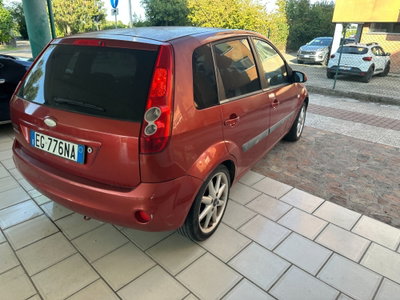 Ford Fiesta 1.2 16V 5p. Ghia (7)