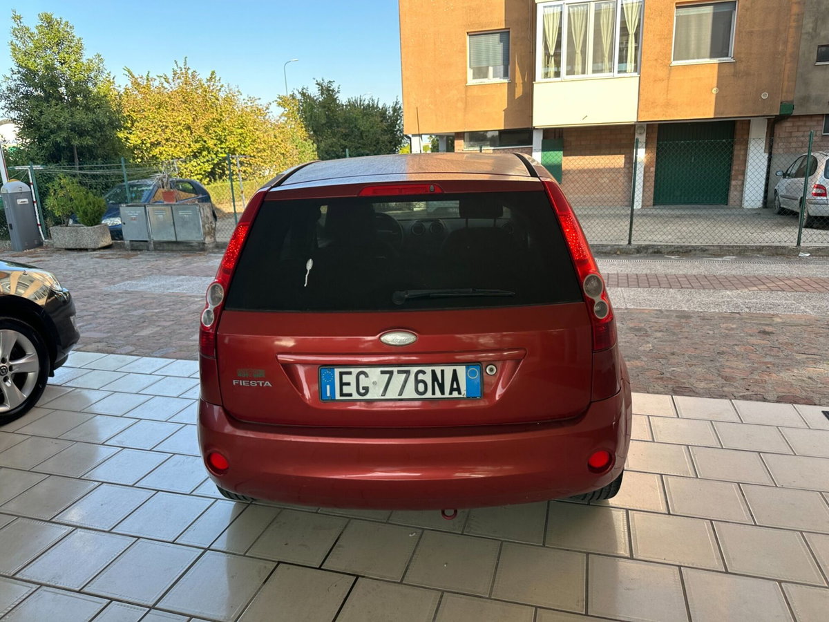 Ford Fiesta 1.2 16V 5p. Ghia (8)