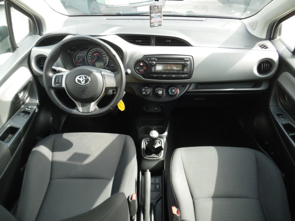 Toyota Yaris 1.0 5 porte Cool (11)