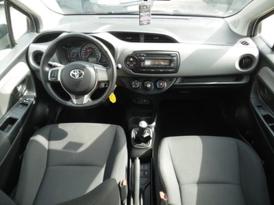 Toyota Yaris 1.0 5 porte Cool (11)