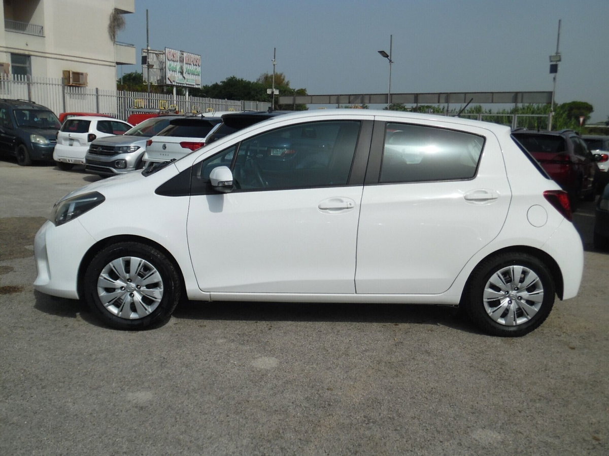 Toyota Yaris 1.0 5 porte Cool (4)