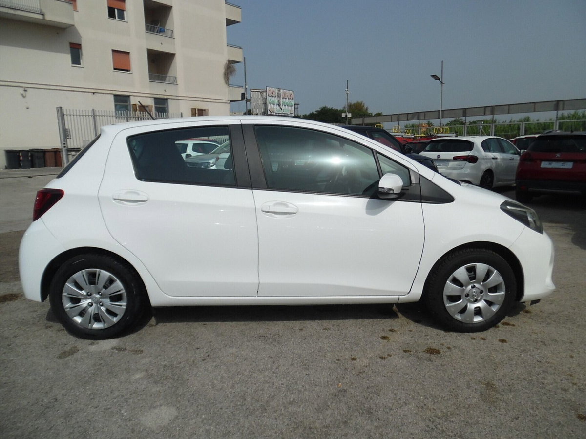 Toyota Yaris 1.0 5 porte Cool (8)
