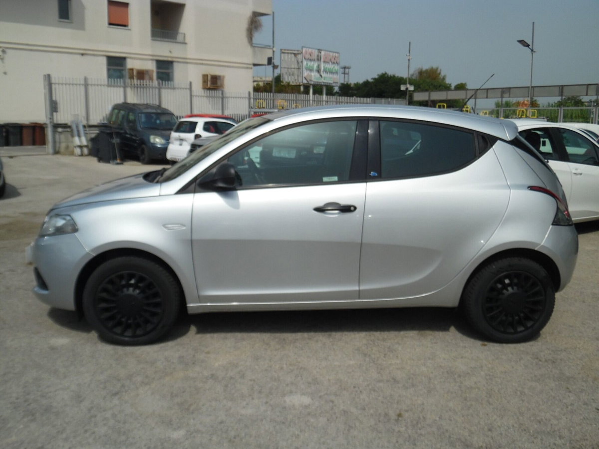 Lancia Ypsilon 1.2 69 CV 5 porte Elefantino (4)