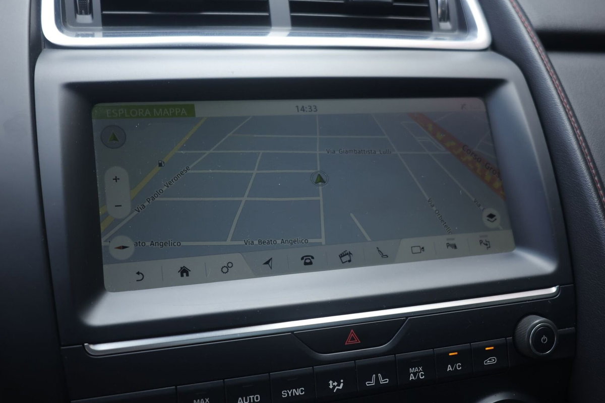 Jaguar E-Pace 2.0D 180 CV AWD aut. SE (19)
