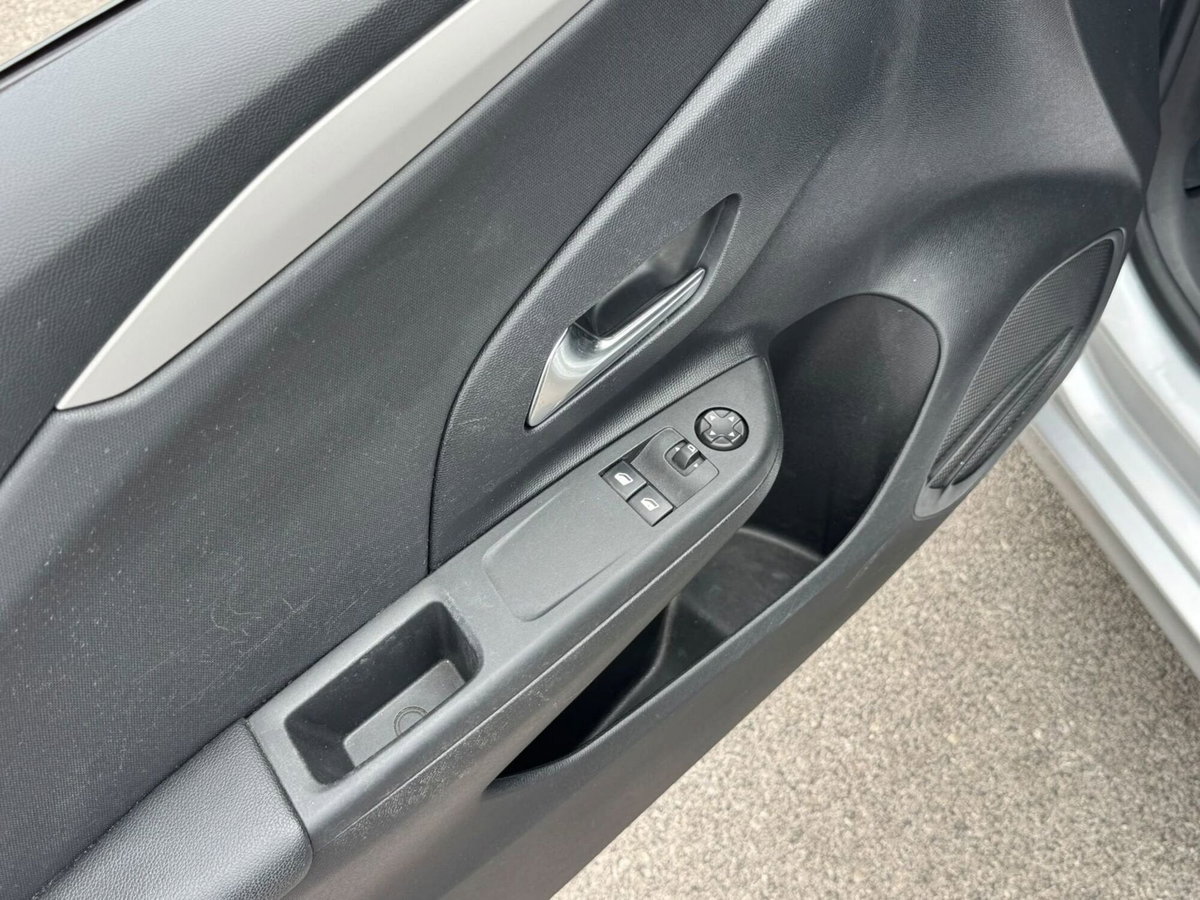 Opel Corsa 1.5 D 100 CV Edition (4)