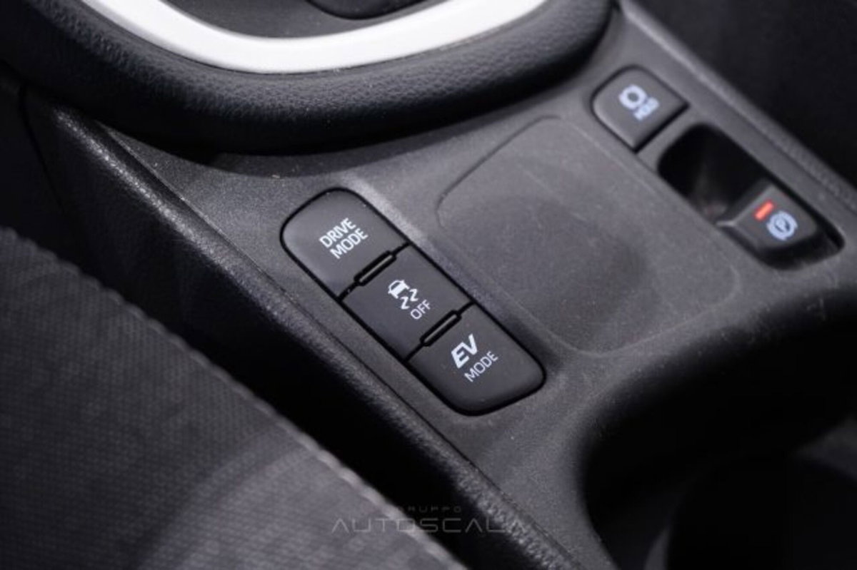 Toyota Yaris 1.5 Hybrid 5 porte Energy (18)