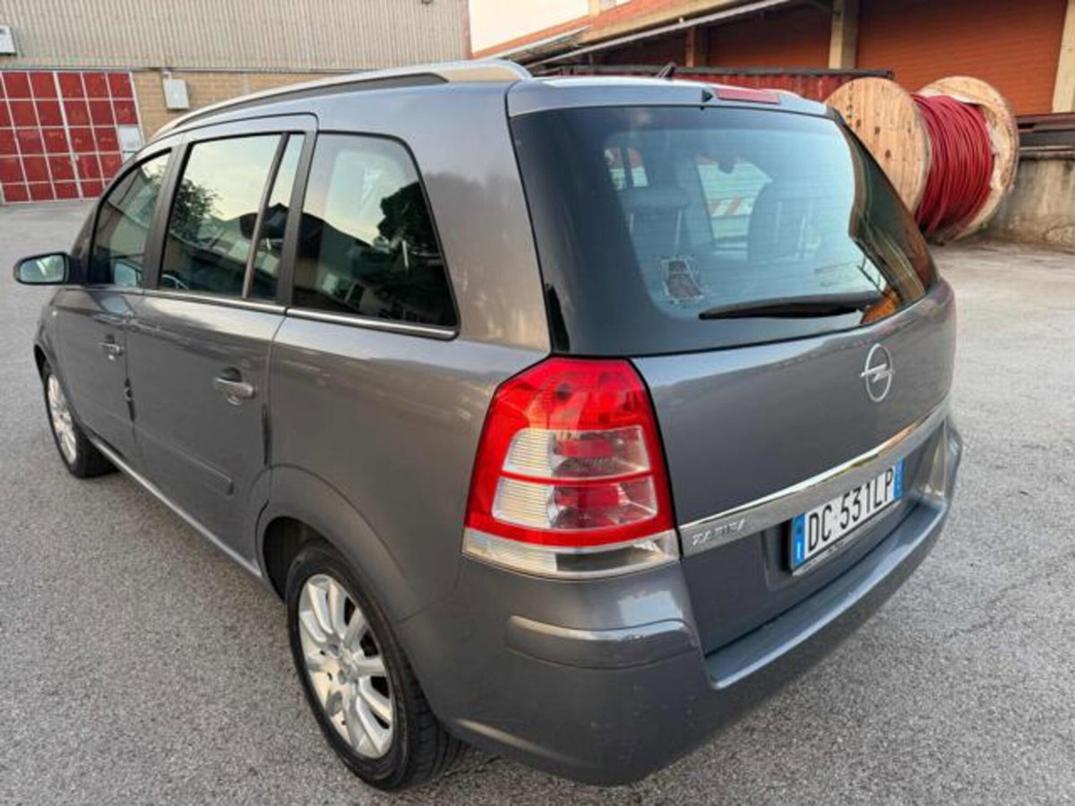 Opel Zafira 1.6 16V Twinport Cosmo (18)