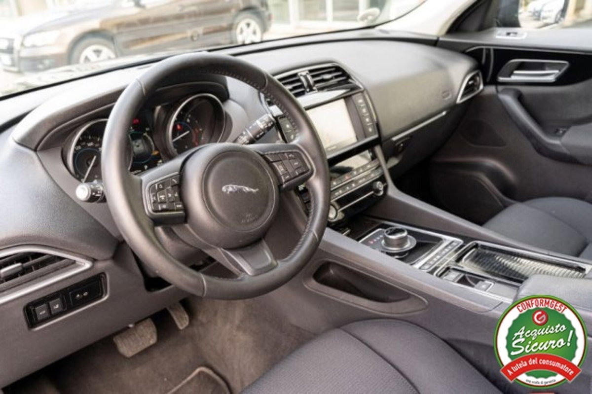 Jaguar F-Pace 2.0 D 180 CV AWD R-Sport (9)