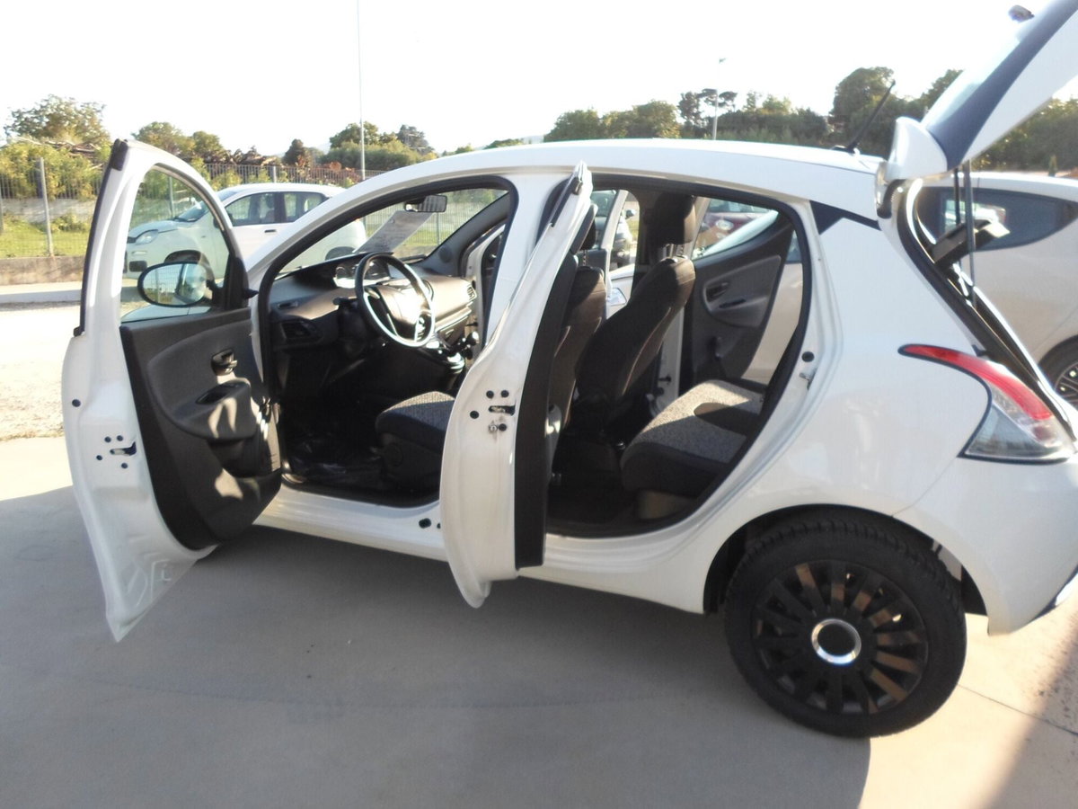 Lancia Ypsilon 1.0 FireFly 5 porte S&S Hybrid Ecochic Gold (10)