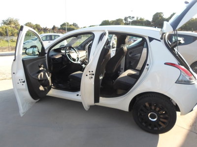 Lancia Ypsilon 1.0 FireFly 5 porte S&S Hybrid Ecochic Gold (10)