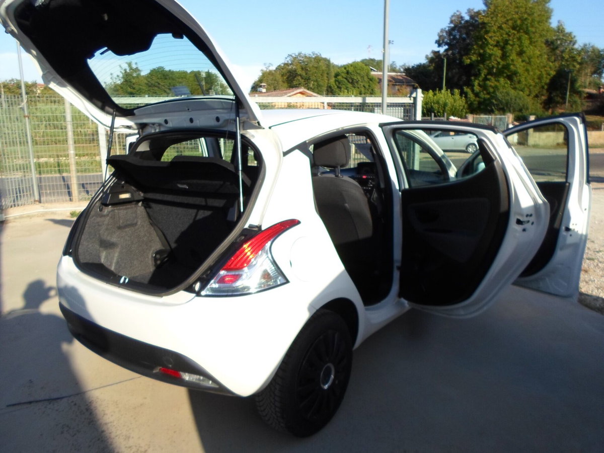 Lancia Ypsilon 1.0 FireFly 5 porte S&S Hybrid Ecochic Gold (11)