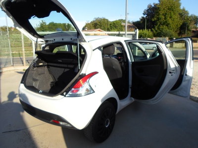 Lancia Ypsilon 1.0 FireFly 5 porte S&S Hybrid Ecochic Gold (11)
