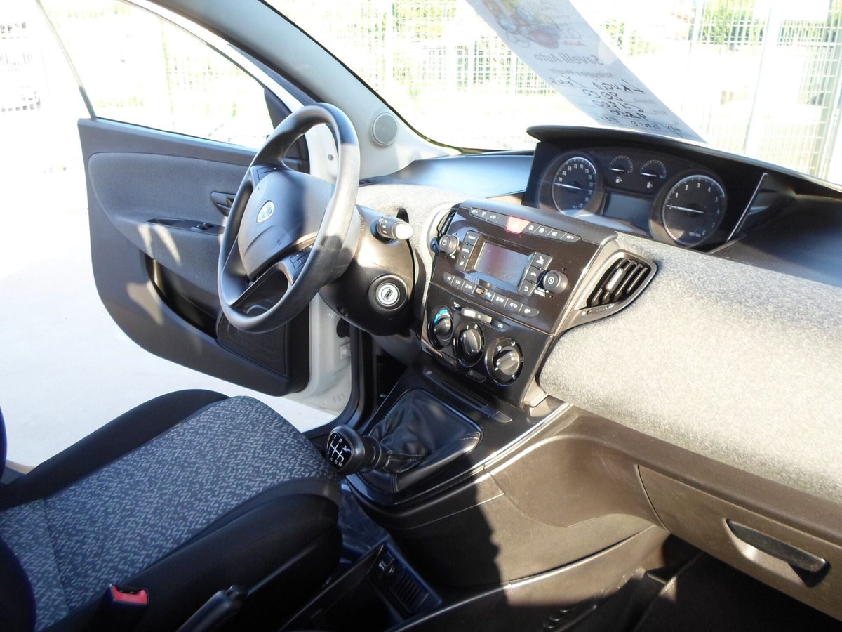 Lancia Ypsilon 1.0 FireFly 5 porte S&S Hybrid Ecochic Gold (19)