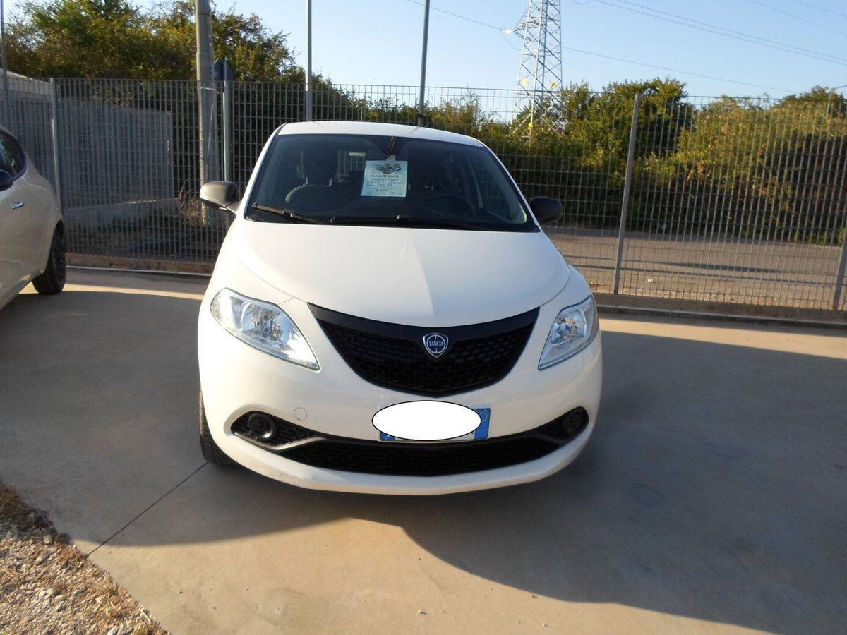 Lancia Ypsilon 1.0 FireFly 5 porte S&S Hybrid Ecochic Gold (2)