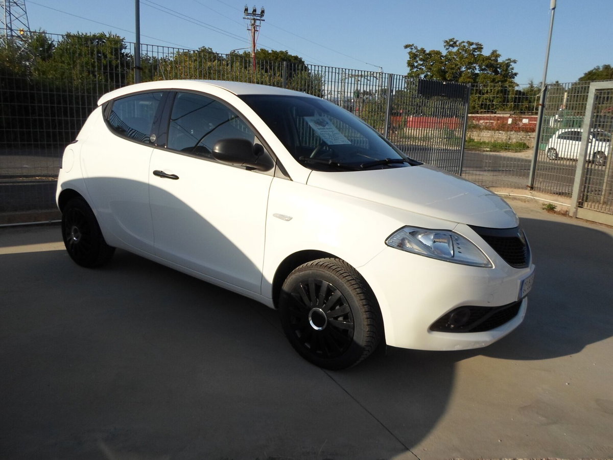 Lancia Ypsilon 1.0 FireFly 5 porte S&S Hybrid Ecochic Gold (3)