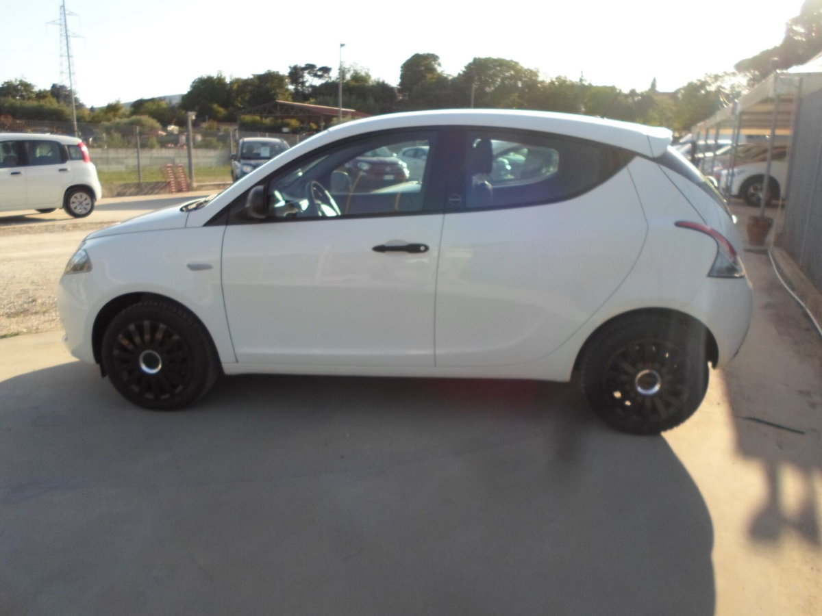 Lancia Ypsilon 1.0 FireFly 5 porte S&S Hybrid Ecochic Gold (4)