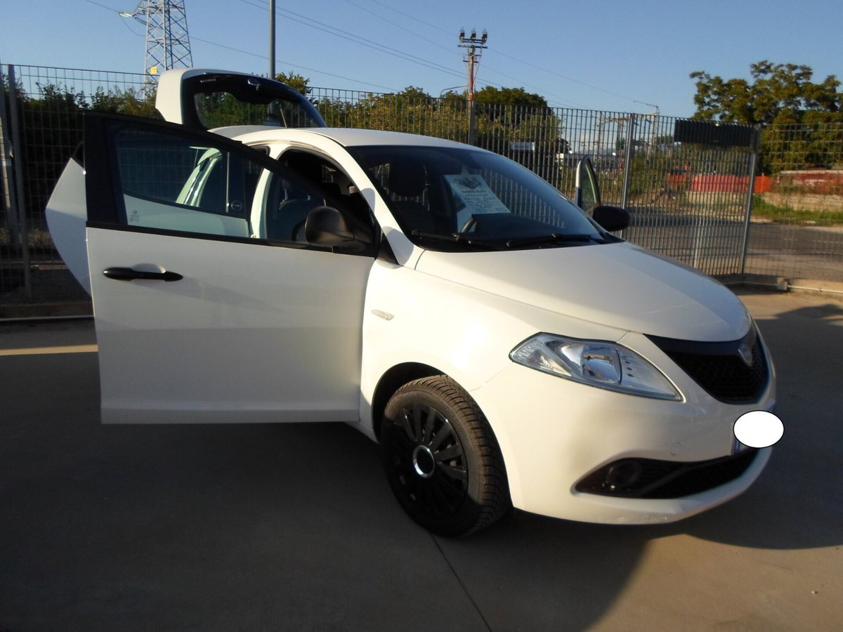 Lancia Ypsilon 1.0 FireFly 5 porte S&S Hybrid Ecochic Gold (7)