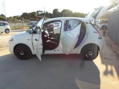 Lancia Ypsilon 1.0 FireFly 5 porte S&S Hybrid Ecochic Gold (9)