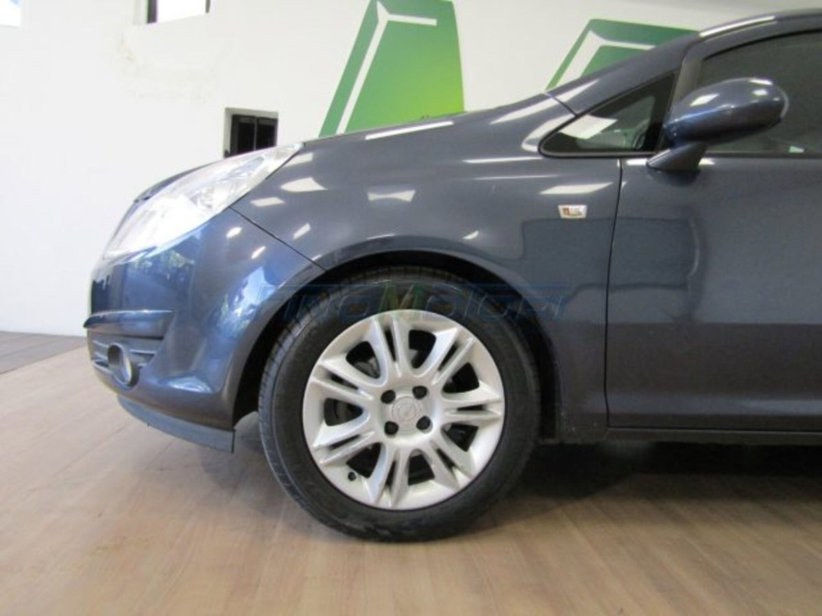 Opel Corsa 1.2 5 porte Club (4)