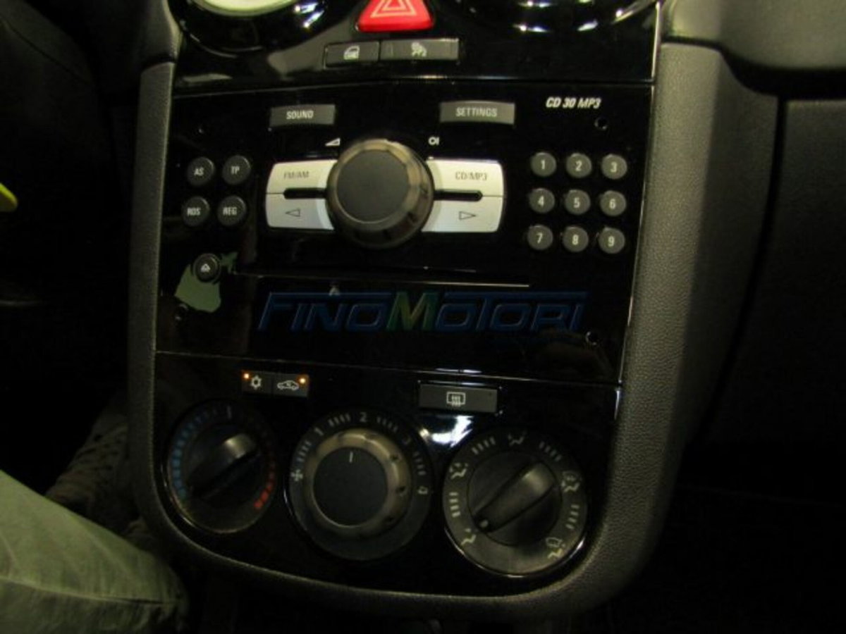 Opel Corsa 1.2 5 porte Club (7)