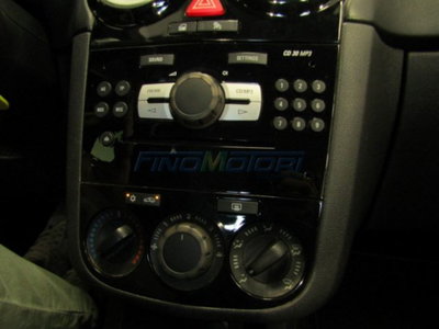 Opel Corsa 1.2 5 porte Club (7)