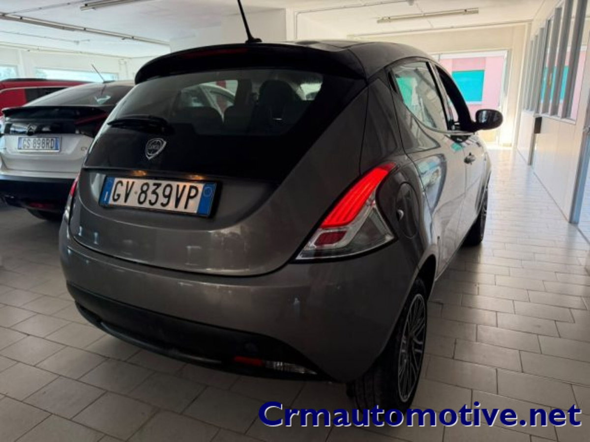 Lancia Ypsilon 1.0 FireFly 5 porte S&S Hybrid Silver Plus (2)