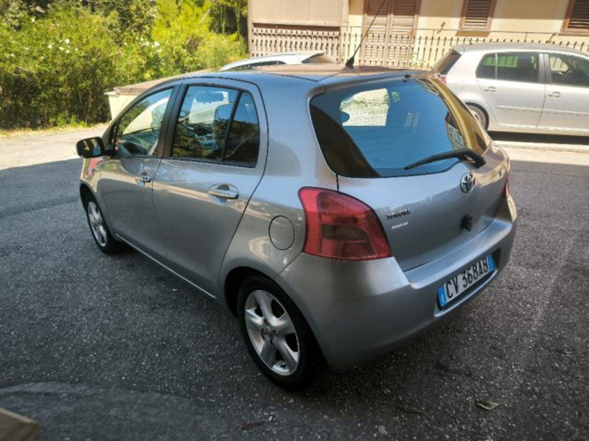 Toyota Yaris 1.3 5 porte Sol (2)