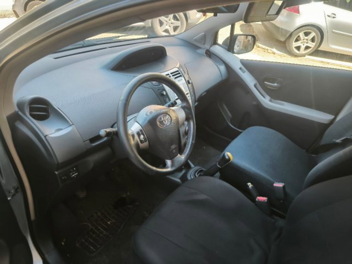 Toyota Yaris 1.3 5 porte Sol (4)