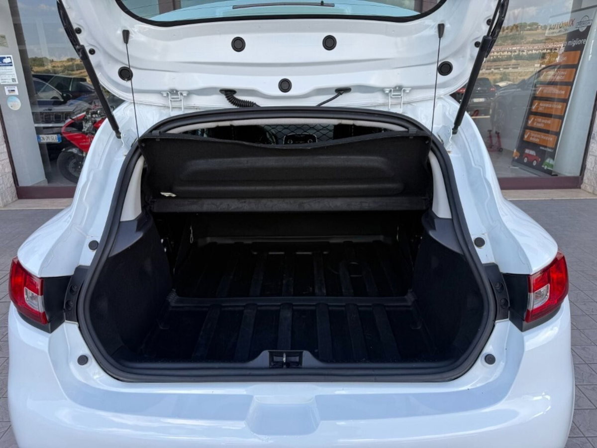 Renault Clio dCi 8V 75 CV 5 porte Moschino Life (16)