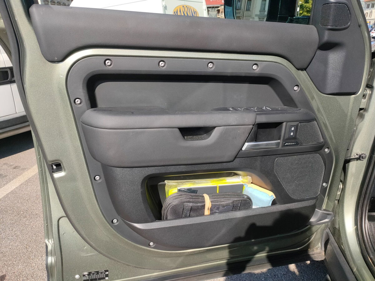 Land Rover Defender 110 3.0D I6 200 CV AWD Auto S (15)